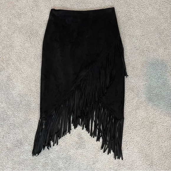Fun fringe skirt perfect for a transition from day to night! - Picture 2 of 4